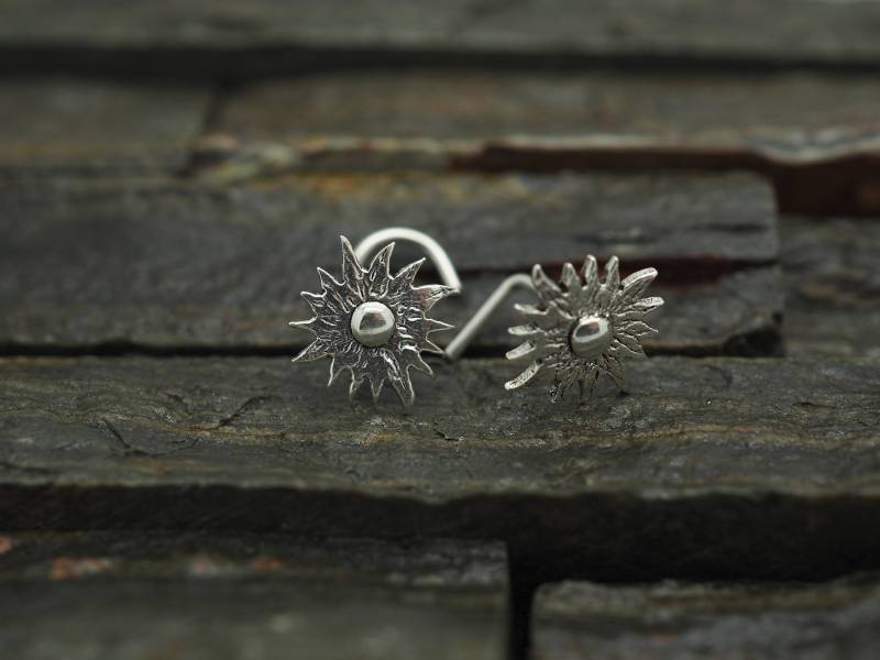 sterling Silber Sunshine Nasenstecker 20 Gauge Nasenschraube sterling Silber Sunshine Nasenstecker 20 Gauge Nasenschraube von MinimalJewelrybyJK