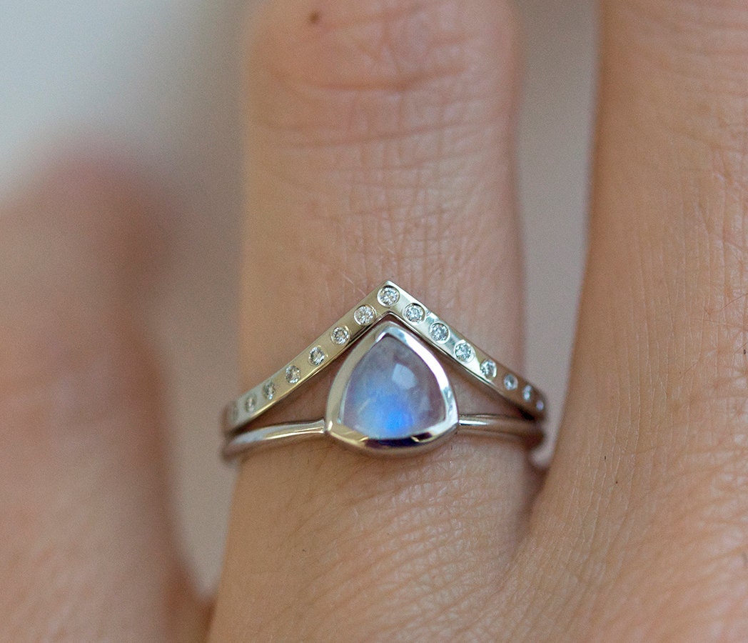 925 Blauer Mondstein Ring Mit Geschwungenem V-Förmigem Diamant Ehering, Schlichtes Verlobungsring-Set von MinimalVS