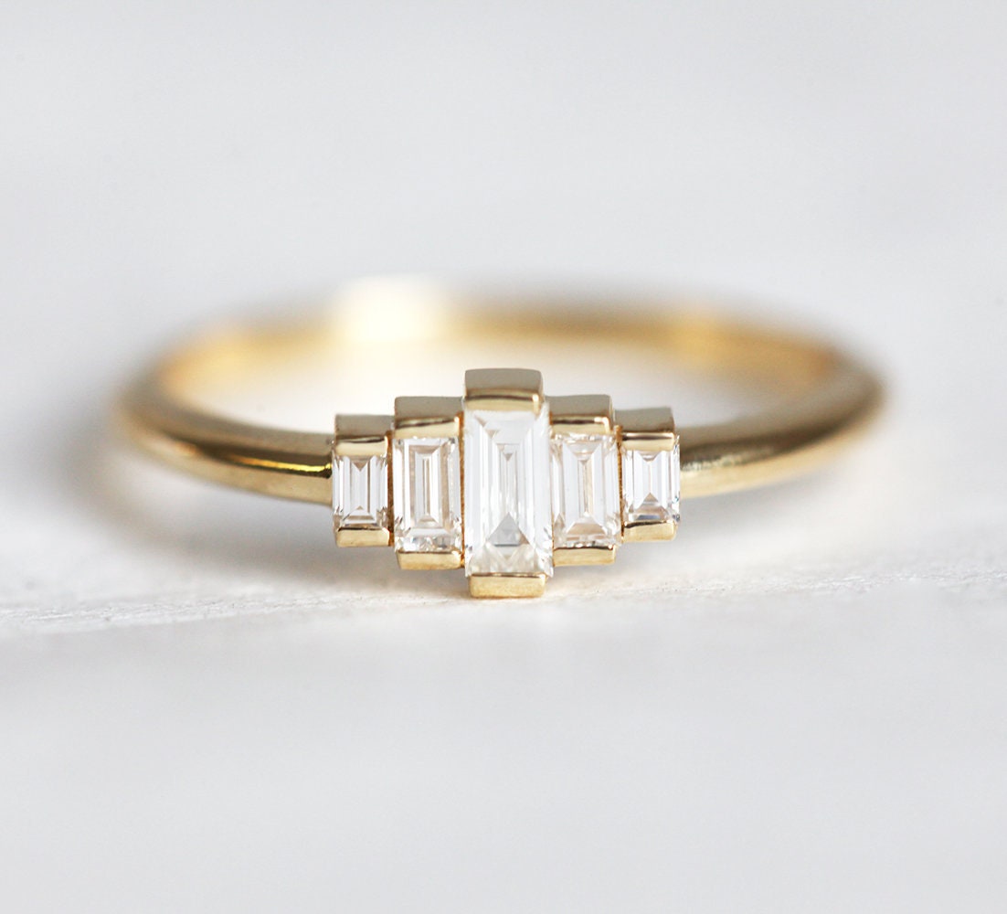 Art Deco Verlobungsring, Baguette Schliff Diamantring, Einfacher Ehering, Moderner Vintage Ring von MinimalVS