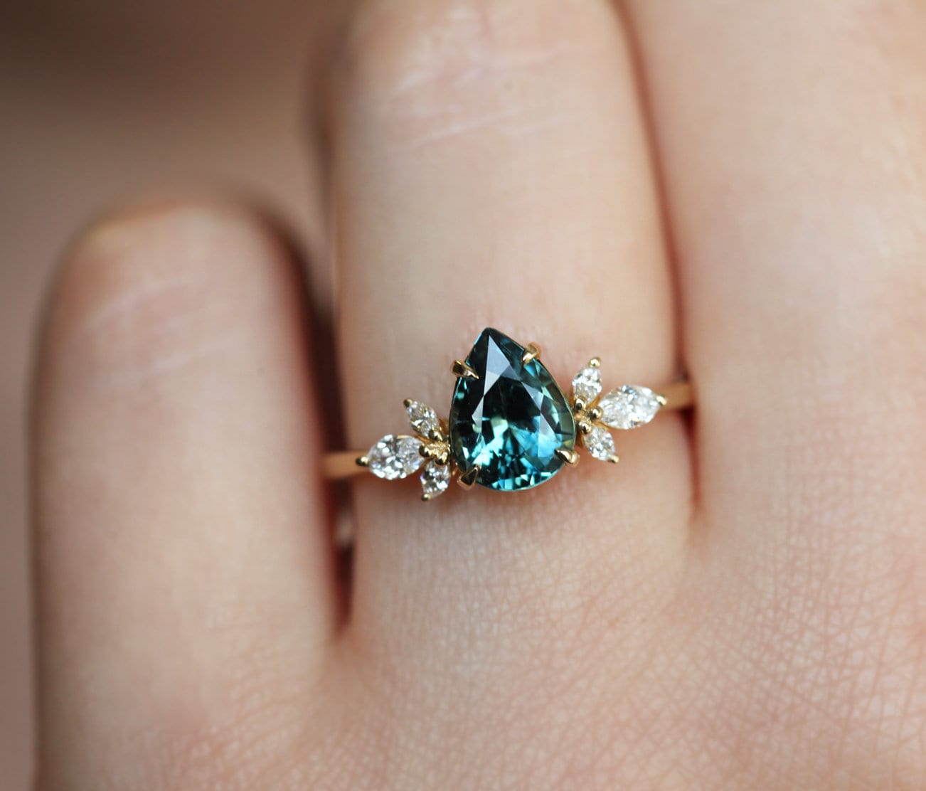 Birnen Saphir Verlobungsring, Diamant Ring, Blau Grün Birnenschliff Ring Gelbgold von MinimalVS