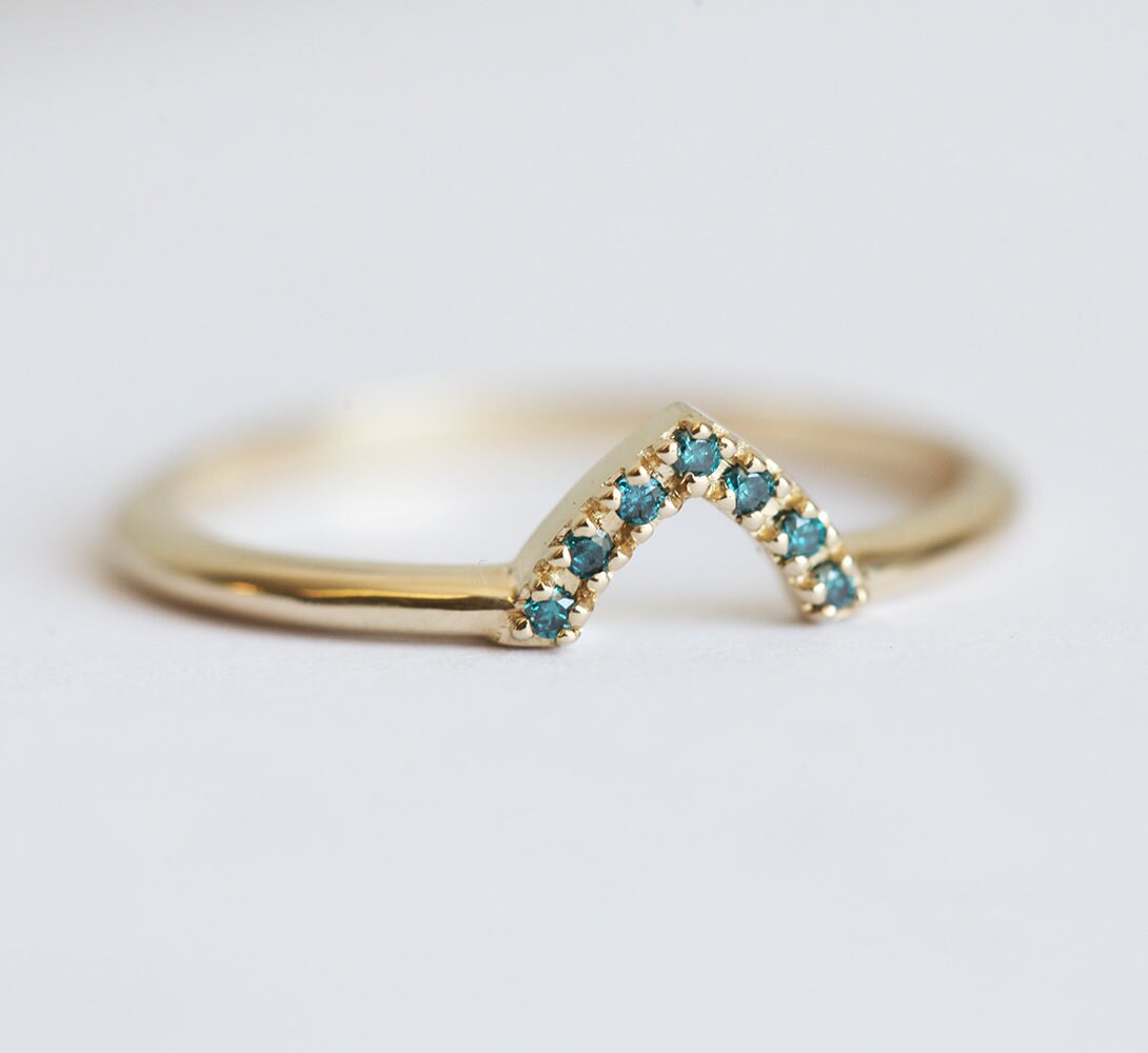 Blauer Diamant Ehering, Chevron Band Mit Blauen Diamanten, Gelbgold V Ring, Stapel Gold Ringe von MinimalVS