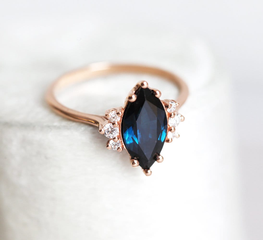 Blauer Saphir Diamant Ring, Marquise Verlobungsring, Dunkler Ehering, Rosegold Ring von MinimalVS