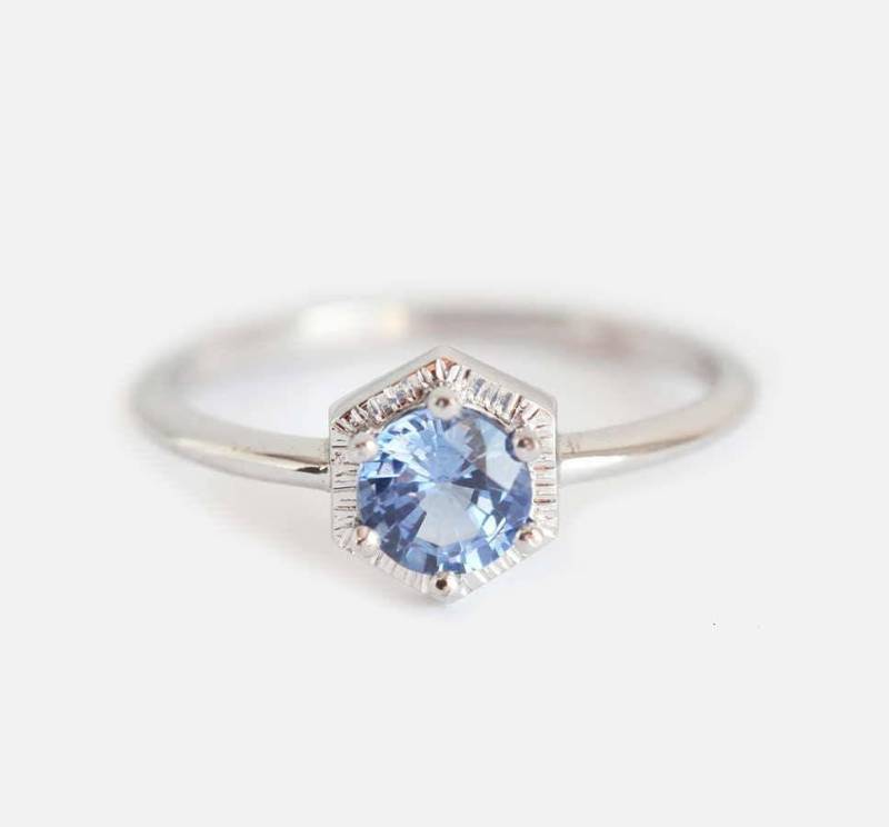 Blauer Saphir Ring, Hexagon Solitär Mit Filigranem Detail Aus 14K Oder 18K Gold Blauer Saphir Ring, Hexagon Solitär Mit Filigranem Detail Aus 14K Oder 18K Gold von MinimalVS