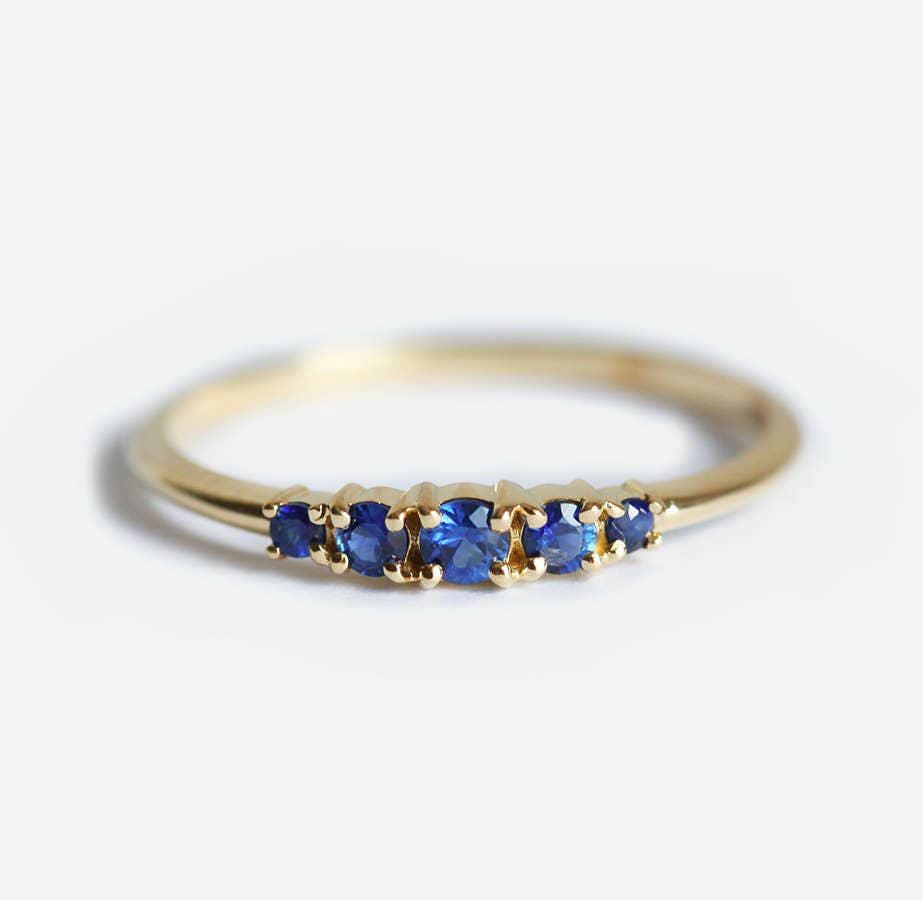 Blauer Saphir Ring Mit Fünf Steinen 14K Gelbgold von MinimalVS