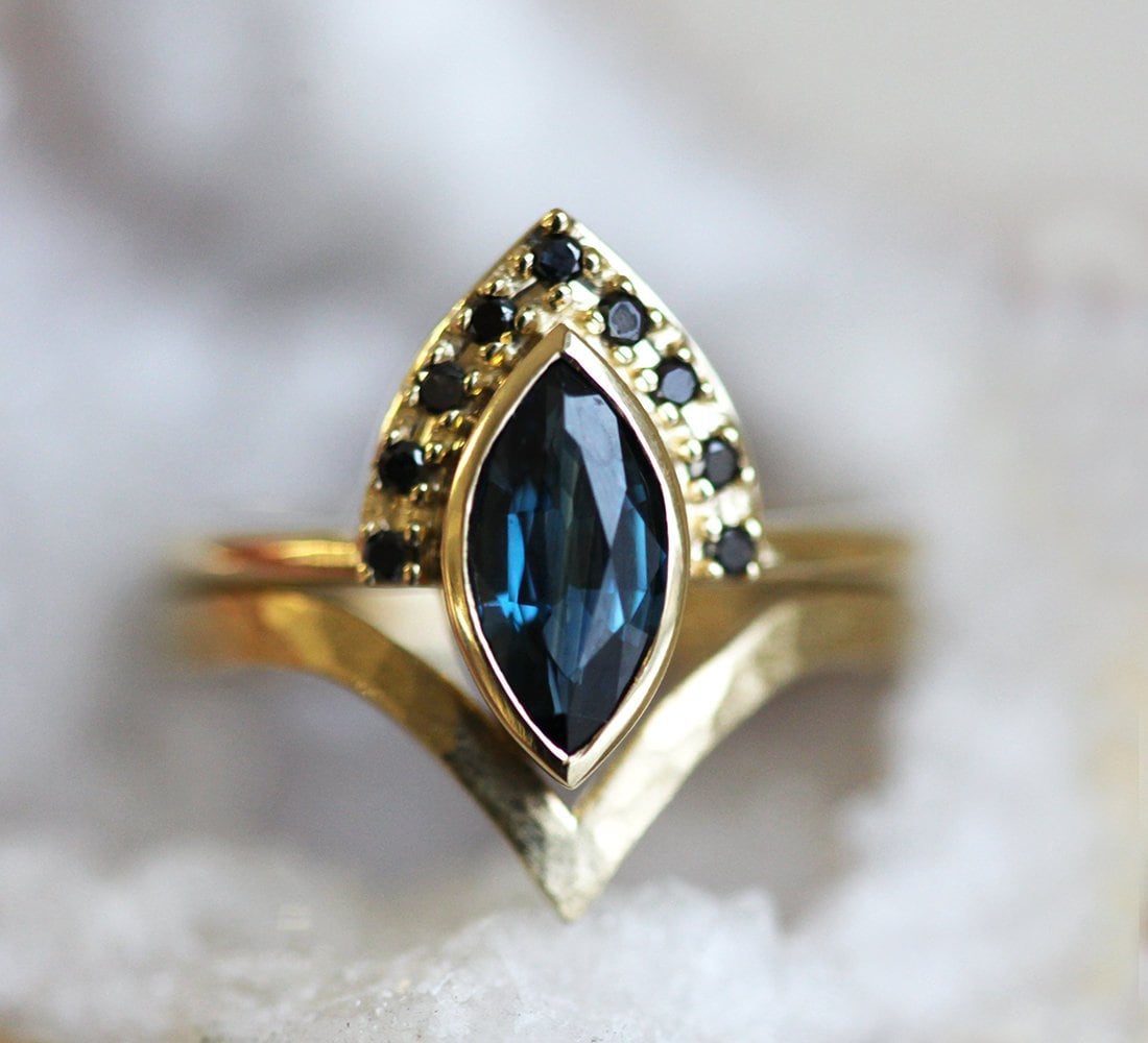 Blauer Saphir & Diamant Ring Oder Set, Marquise Geschliffene Schwarze Diamanten Verlobungsring, Gehämmertes Ehering von MinimalVS