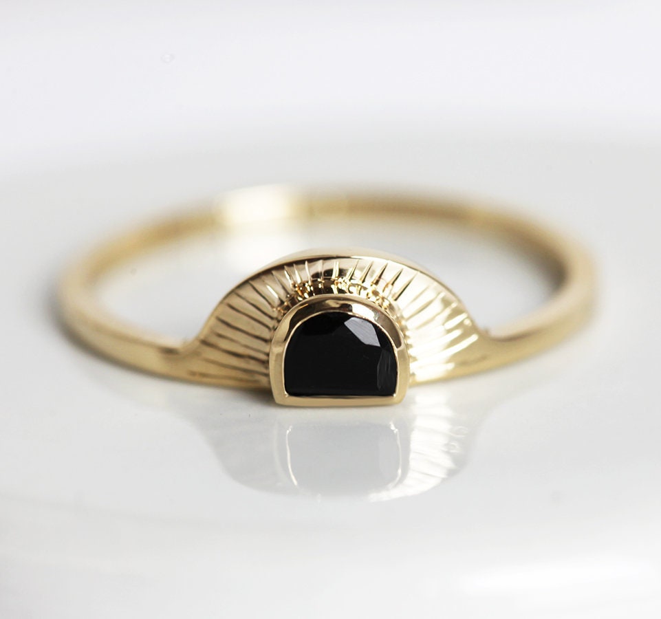 Boho Onyx Ring, Halbmond Schwarz Spinell Sonnenuntergang Alternative Ring Gelb Gold von MinimalVS