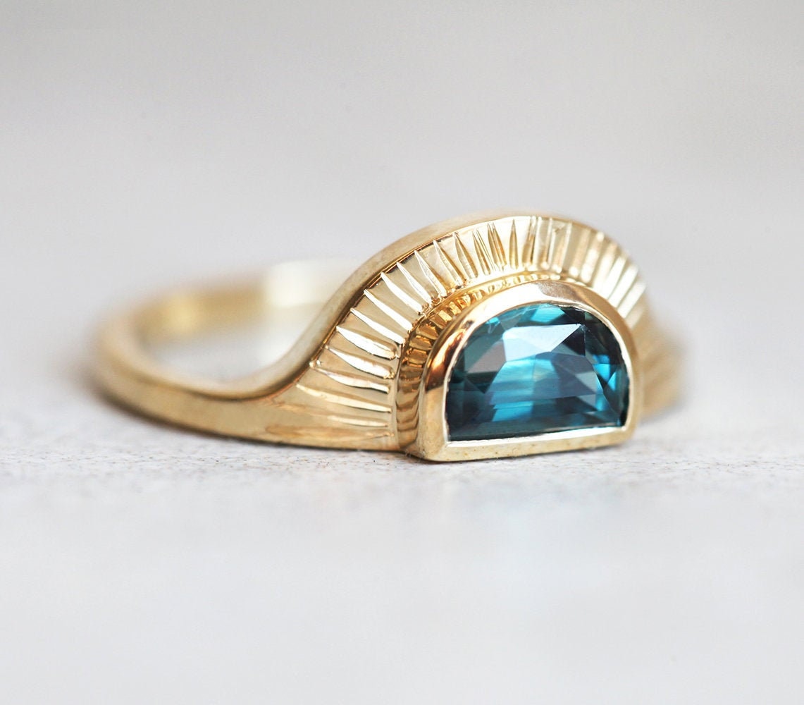 Boho Saphir Ring, Halbmond Verlobungsring, Einzigartiger Blauer Ring Aus 18K Gelbgold von MinimalVS