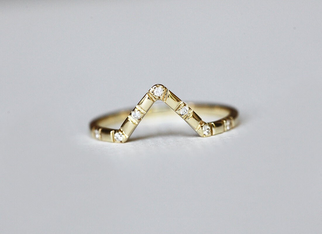 Chevron Diamant Ring, Gold Ehering Mit Diamanten Erhältlich in Roségold Weißgold Platin von MinimalVS