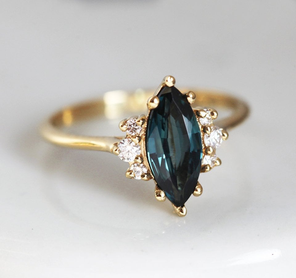 Deep Teal Saphir Ring, Blau Grüner Verlobungsring Gelbgold, Und Diamant Ring von MinimalVS