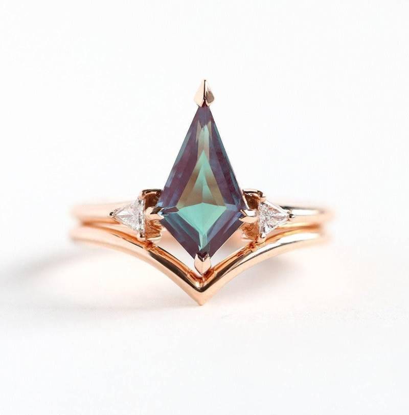 Drachen Alexandrit Ring Gefasst Mit Chevron Band. Drei Stein Verlobungsring Set von MinimalVS