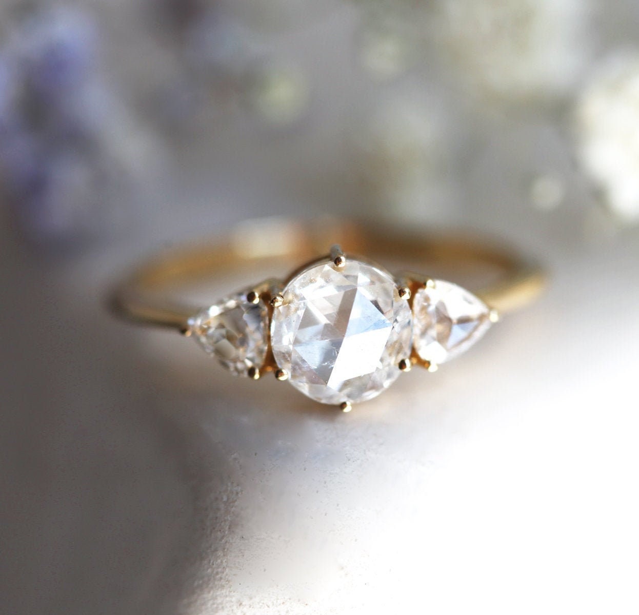 Drei Diamant Ring, Rosenschliff Verlobungsring, 14K Gelbgold Rund Ring Zange Einstellung von MinimalVS