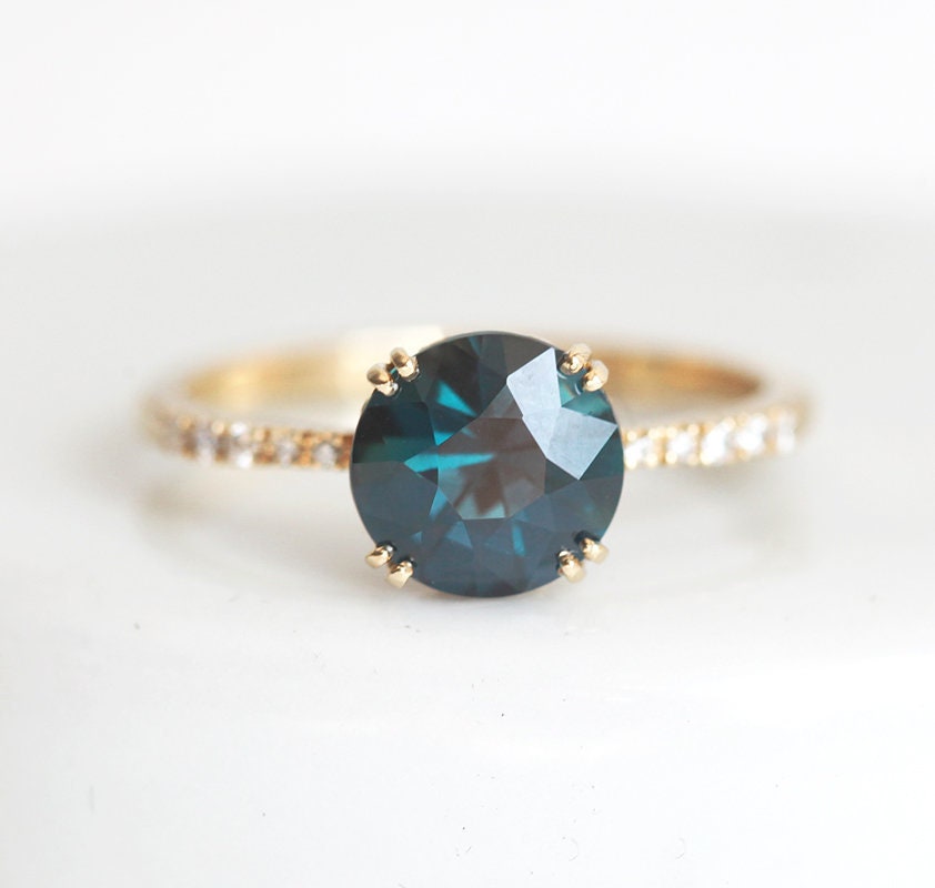 Dunkel Teal Blauer Saphir Ring Mit Pave Diamant Band, 1.68Ct Gelbgold Runder Von Minimalvs Jewelry von MinimalVS