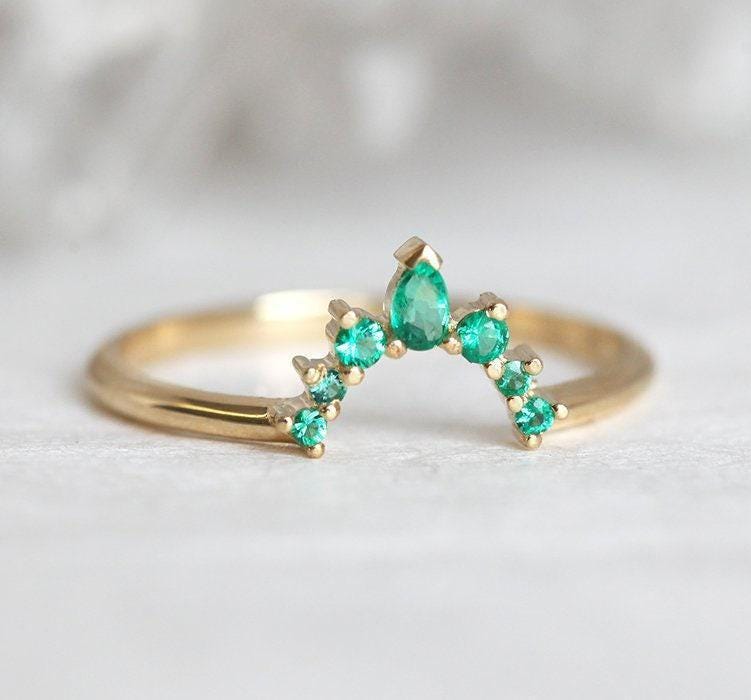 Trauring Mit Smaragden, Geschwungener Smaragd Ehering, Einzigartiger Grüner Ehering von MinimalVS