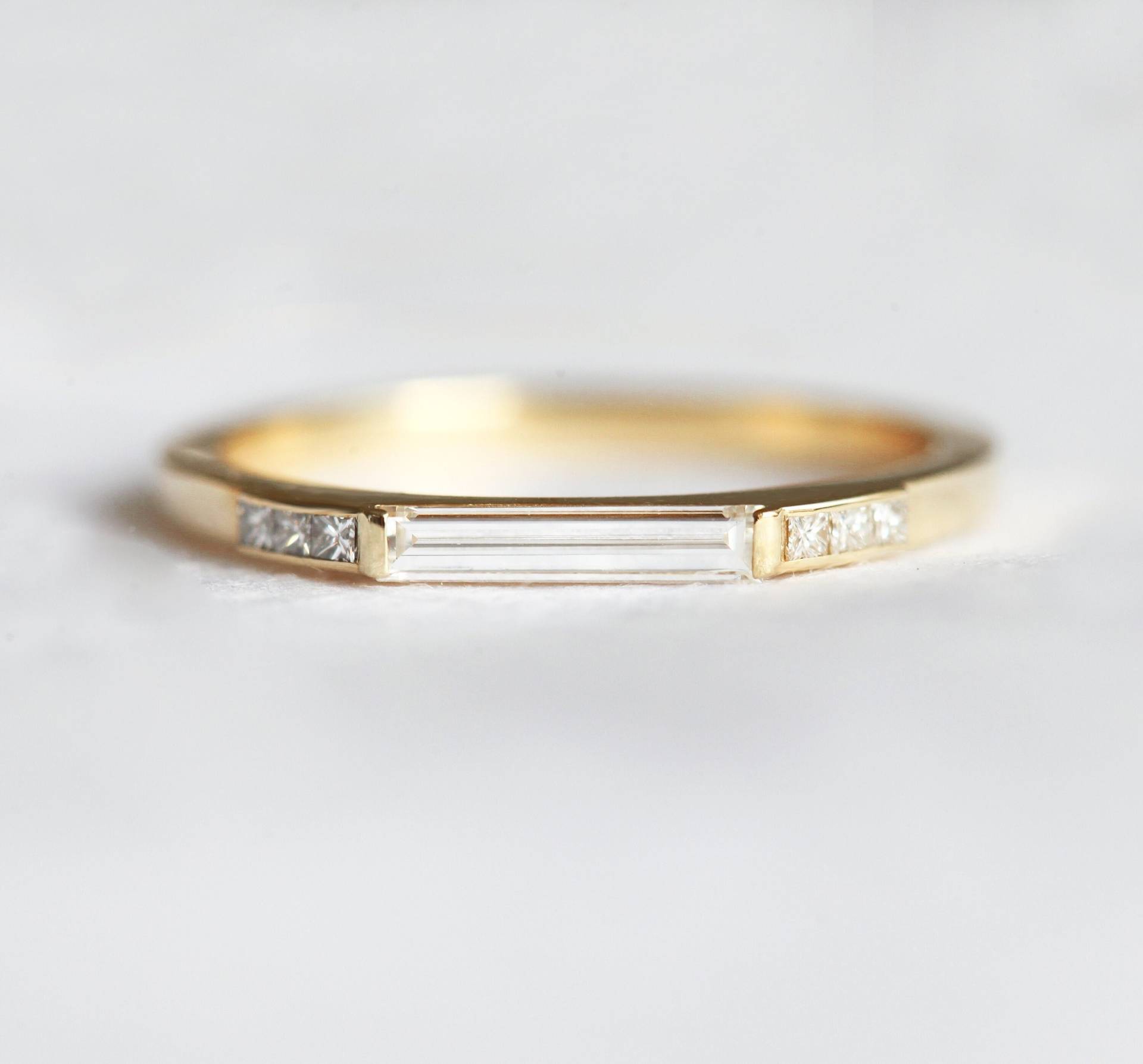 Einzigartiger Baguette Diamant Ring, 18 Karat Gelbgold Verlobungsring, Langer Ring von MinimalVS