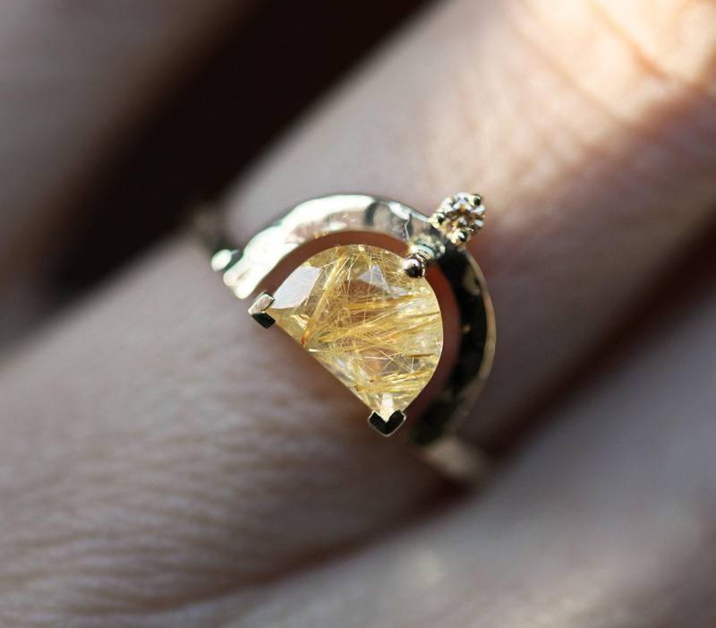 Einzigartiger Halbmond Rutilquarz Verlobungsring, Goldener Halbmondring Mit Champagner Diamant, Diamant Ring von MinimalVS