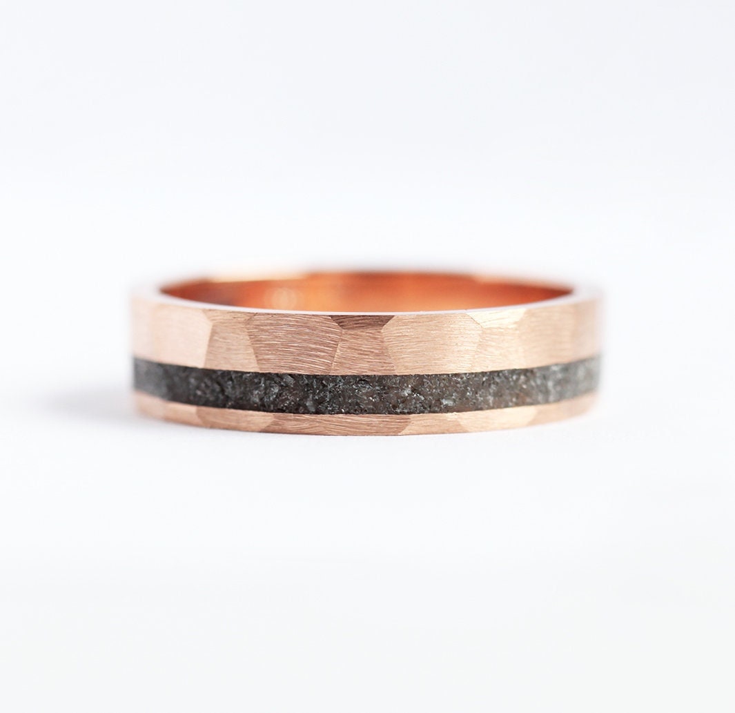 Gehämmertes Inlay Herrenband, Schwarzes Spinell Herrenband Rosegold, Inlayring von MinimalVS