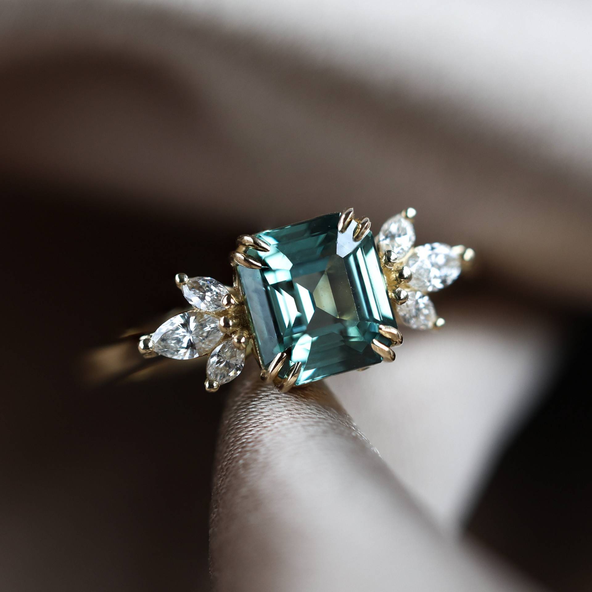 Grüner Saphir Ring, Smaragdschliff Verlobungsring, Akzent Diamant Grün Blau Ehering von MinimalVS