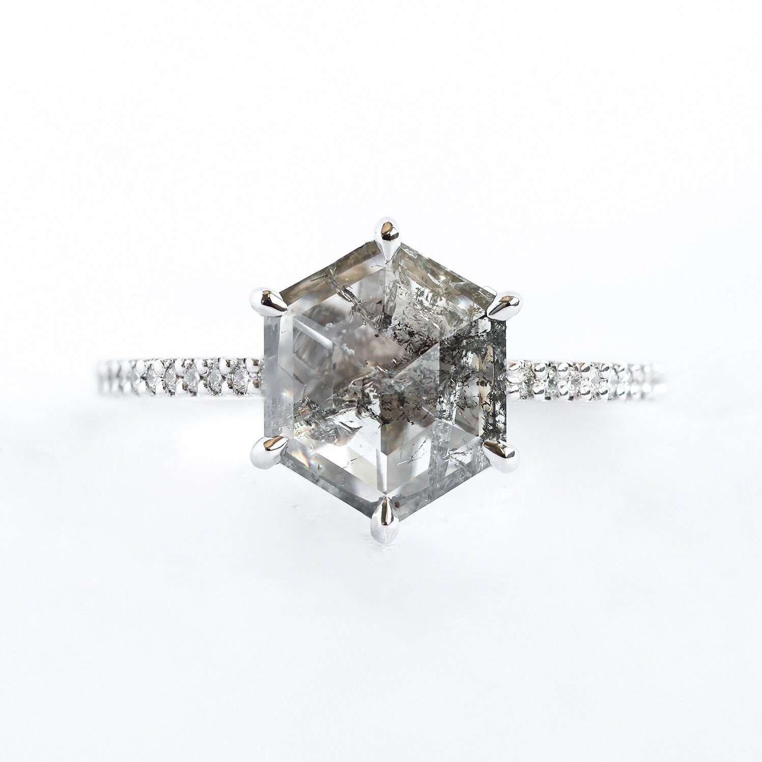 Hexagon Salz Und Pfeffer Diamant Ring Mit Pave Band Kralle Krappen Gefasst von MinimalVS