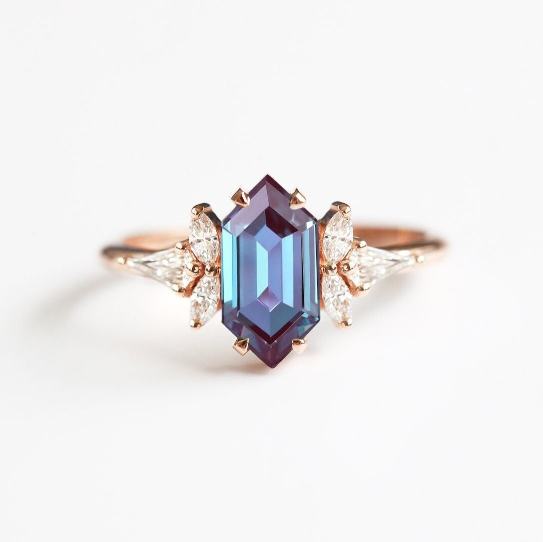 Lab Alexandrit & Diamant Verlobungsring, Unikat Ring, Alternativer Edelstein Ring von MinimalVS
