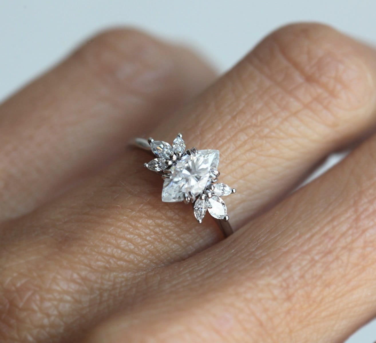 Marquise Verlobungsring, Diamant & Moissanit Ring, Floraler Platin Vintage Brautring von MinimalVS