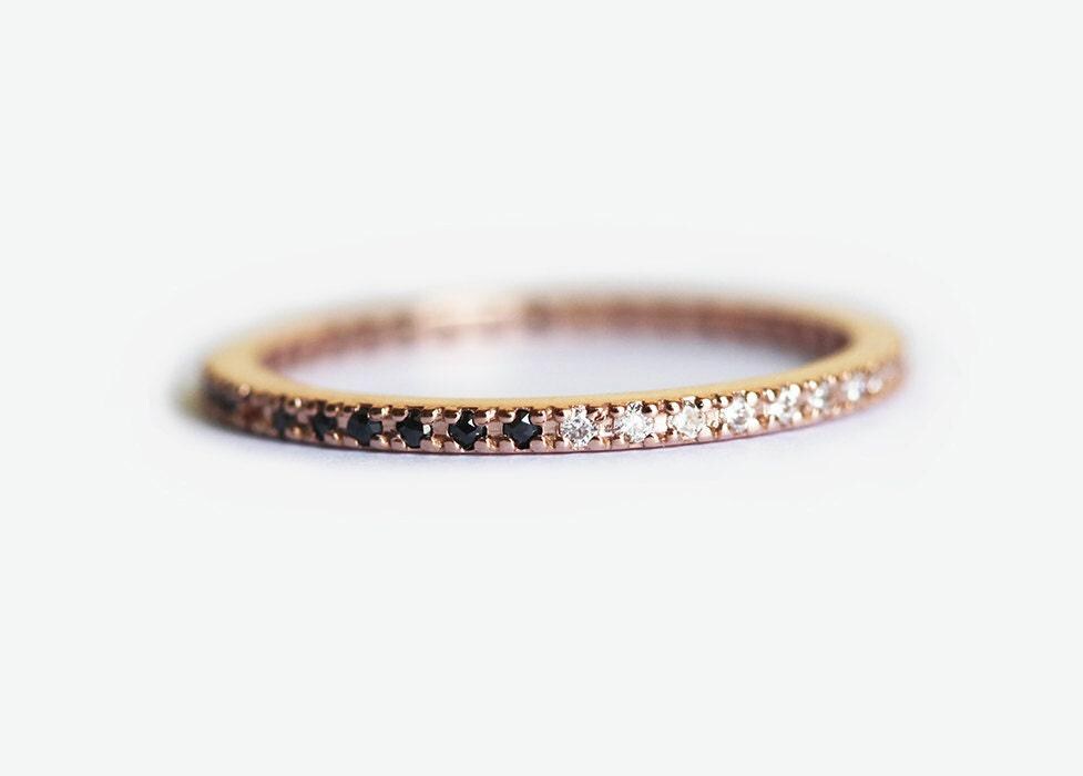 Micropave Diamant Eternity Ring Mit Schwarzen Diamanten Und Weißen Diamanten, Größe 5, 75 Us, 14K Gelbgold von MinimalVS