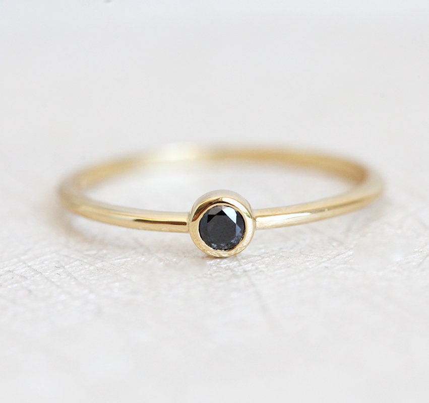 Mini Black Diamond Solitaire Ring, Schlichter Runder Ring Gelbgold von MinimalVS