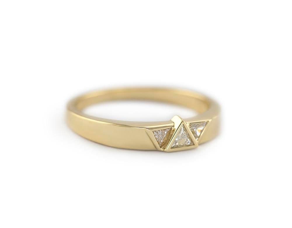 Moderner Drei Diamant Ring, Dreieck Verlobungsring Gelbgold, Einzigartiger von MinimalVS