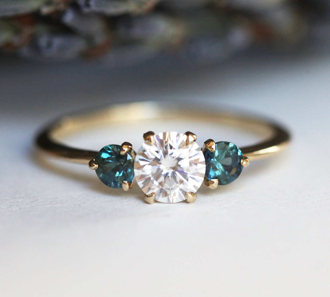 Moissanit Verlobungsring, Drei Stein Und Teal Saphir Ring, Zarter Ring Gelbgold von MinimalVS