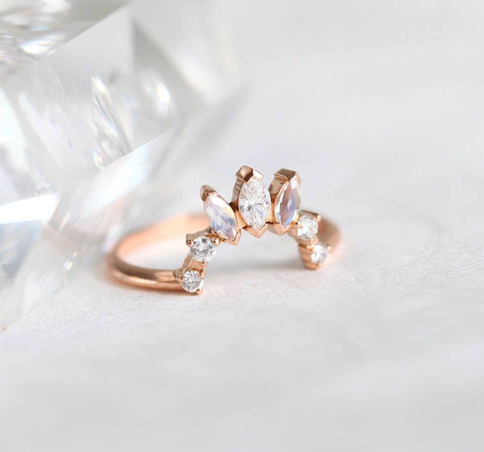 Mondstein Und Diamant Ehering, Ring, Krone Boho Ehering von MinimalVS