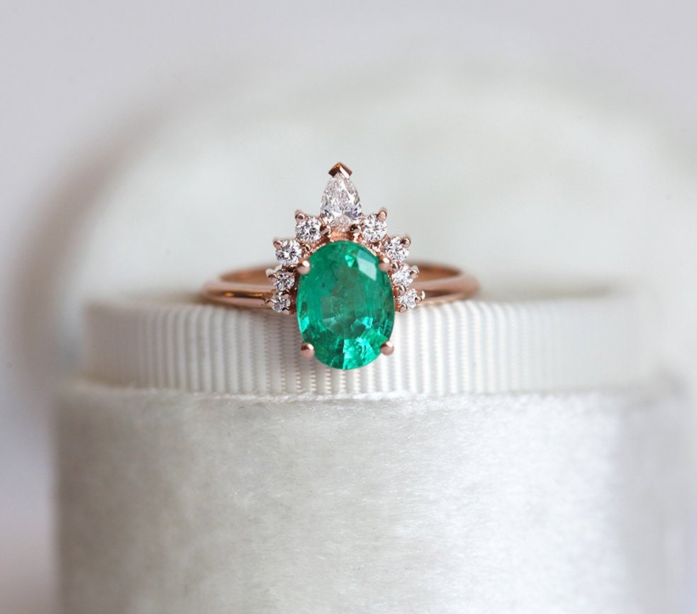 Ovaler Smaragd Ring Mit Diamanten, Natürlicher Diamant Verlobungsring in Roségold Gelbgold von MinimalVS