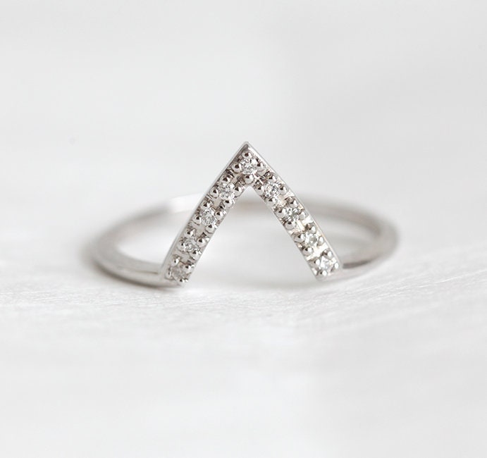 Pave Diamond Ehering, Weißgold Chevron Ring, V Diamant Moderner Ehering von MinimalVS