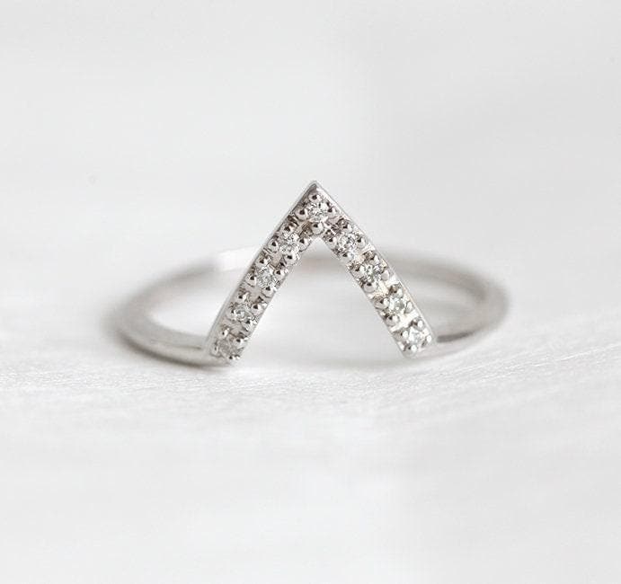 Pave Diamant Ehering, Weißgold Chevron Ring, V Moderne Ehering von MinimalVS