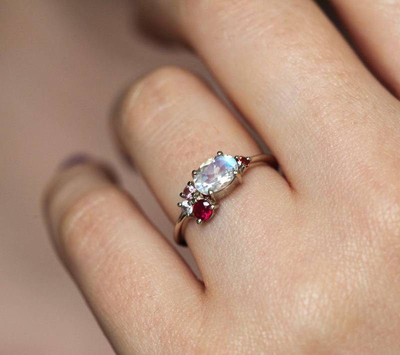 Regenbogen Mondstein Ring, Juni Multistone Ring Mit Rubin, Rubin Verlobungsring von MinimalVS