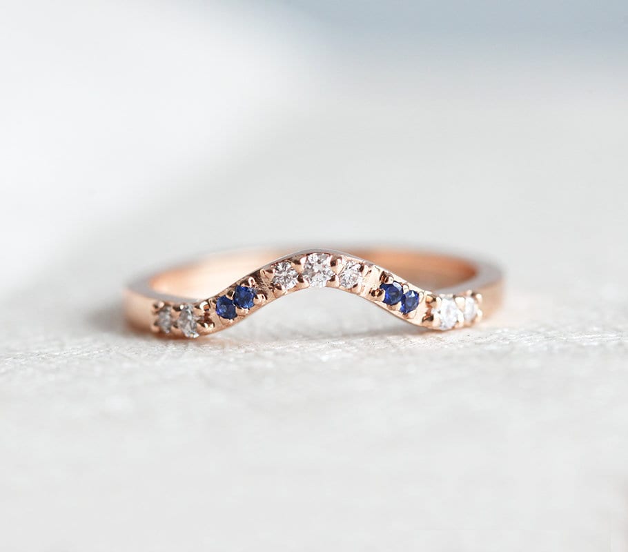 Roségold Ehering Mit Blauen Saphiren Und Diamanten, Geschwungener Pave Diamant Ring, Stapelring in Rosegold, Gelbgold, 14K, 18K von MinimalVS