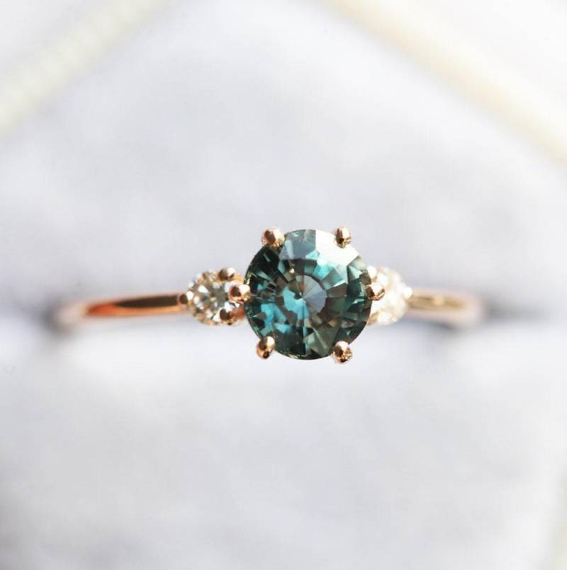 Runder Saphir-Enagement-Ring, Saphir-Diamantring Mit Drei Steinen, Runder Saphir-Seitendiamantring Des Pfaus, Blaugrüner Saphir von MinimalVS