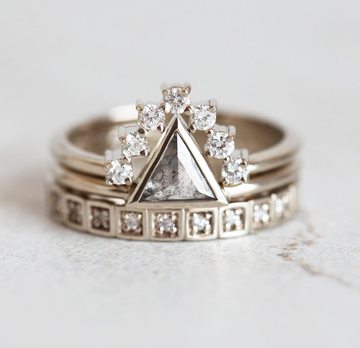 Rustikaler Diamant Ring Set, Salz Pfeffer Dreieck Weiß Gold. Stapel Verlobungsset, Weißgold Stapelringe von MinimalVS