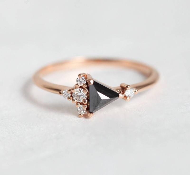 Schwarzer Diamant Cluster Ring, Rosegold Dreieck Im Rosenschliff Aus 14K Oder 18K Massivgold von MinimalVS