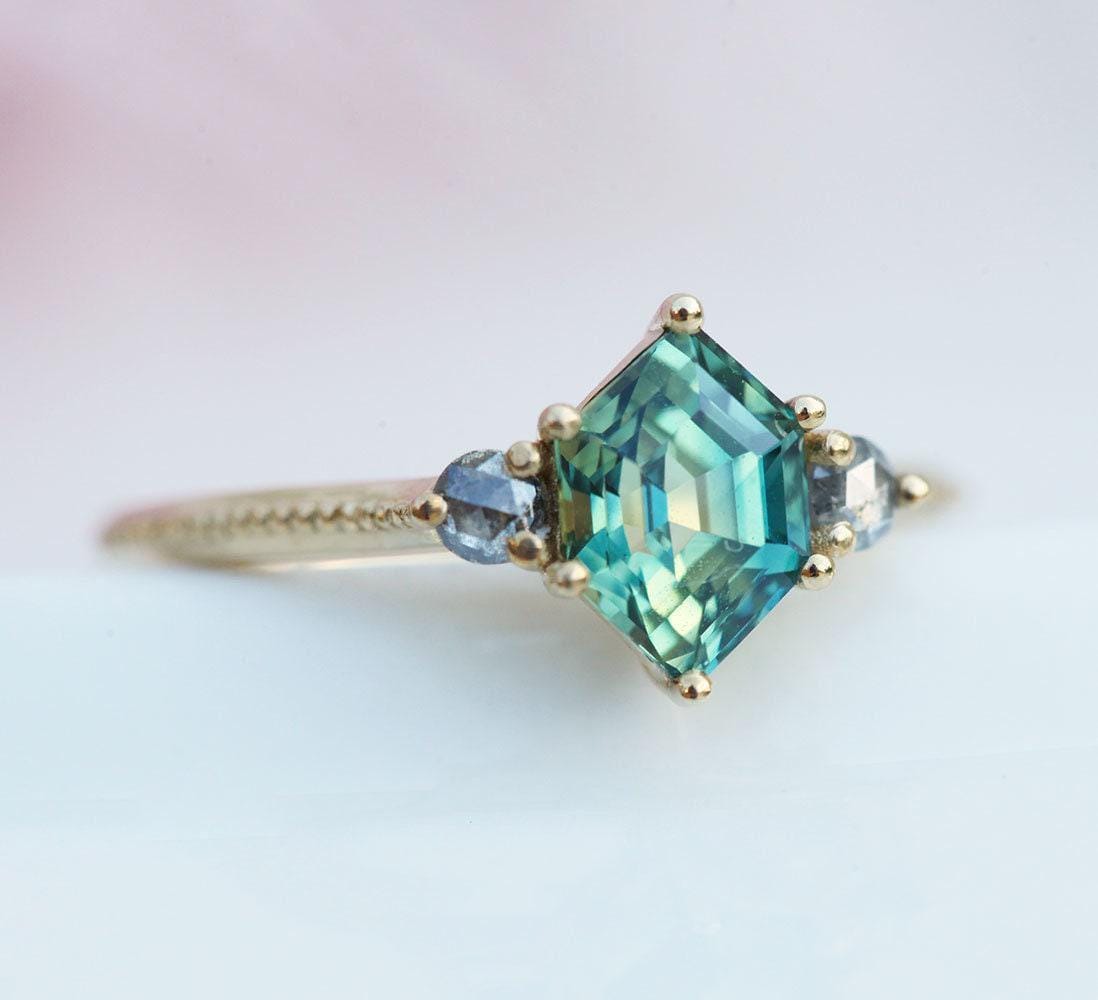 Hexagon Saphir Ring, Seite Diamant Ring Mit Teal Saphir, Einzigartiger Verlobungsring, Drei Stein Verlobung Hexagon Saphir Ring, Seite Diamant Ring Mit Teal Saphir, Einzigartiger Verlobungsring, Drei Stein Verlobung von MinimalVS