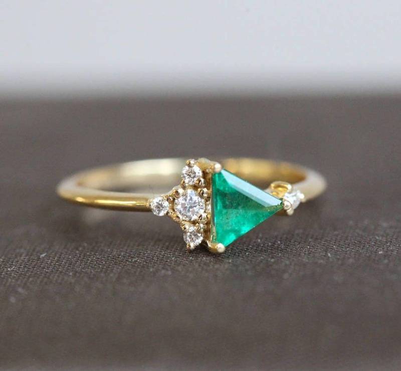 Smaragd Diamant Ring Gelbgold, Mini Cluster Mit Dreieck Smaragd, Einzigartiger Verlobungsring von MinimalVS