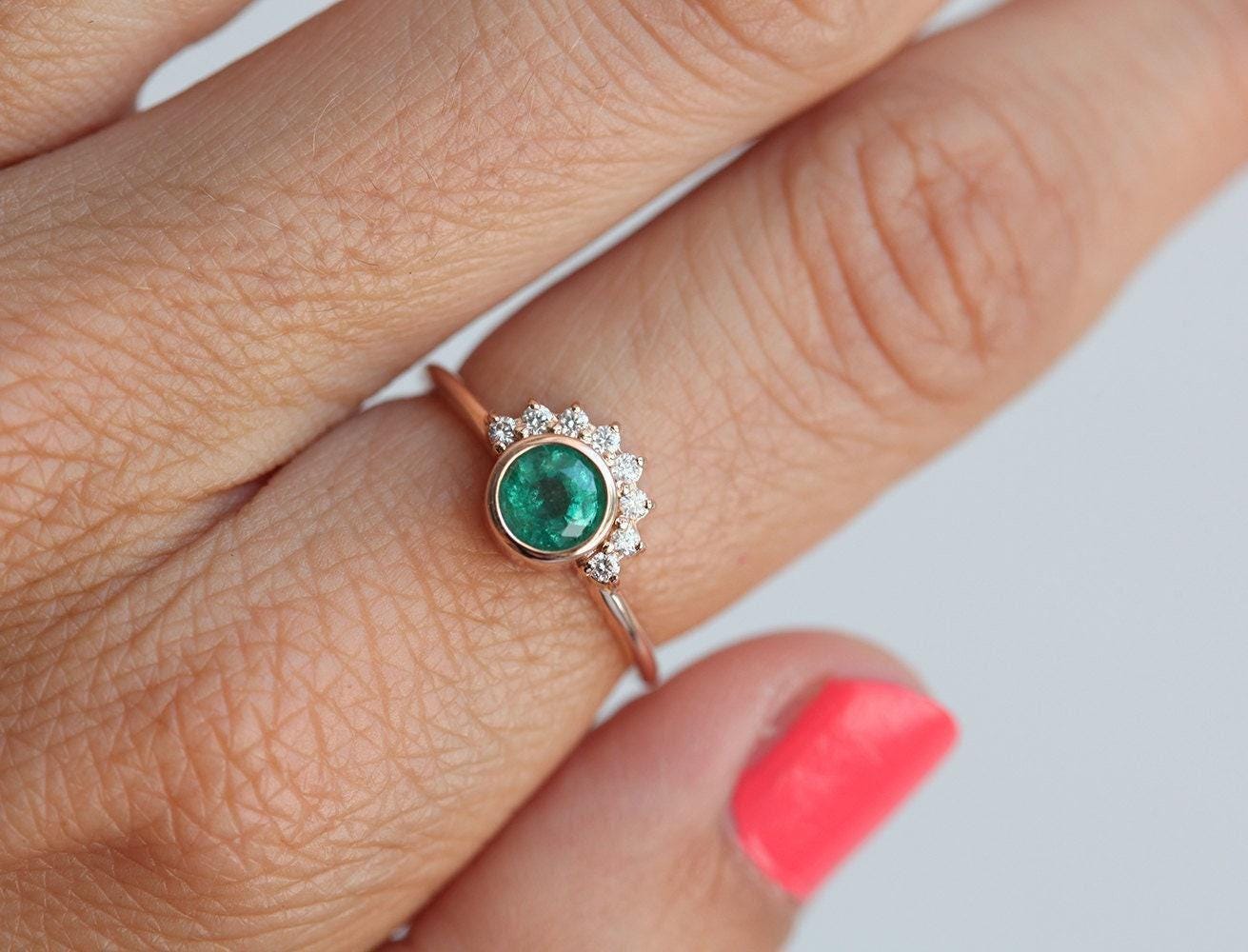 Smaragd Verlobungsring, Diamant Halo-Ring, Zierlicher Einfassung Solitärring Smaragd Verlobungsring, Diamant Halo-Ring, Zierlicher Einfassung Solitärring von MinimalVS