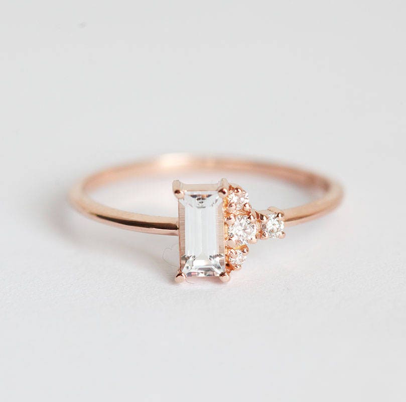 Weißer Saphir Cluster Ring in 14K Massivgold Mit Seitlichen Diamanten, Oder Diamant Baguette Einzigartiger Verlobungsring von MinimalVS