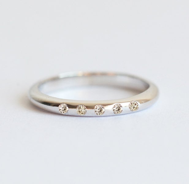 Weißgold Diamant Ring, Champagner Ehering, Dünner Ehering Comfort Fit Court Form Band von MinimalVS