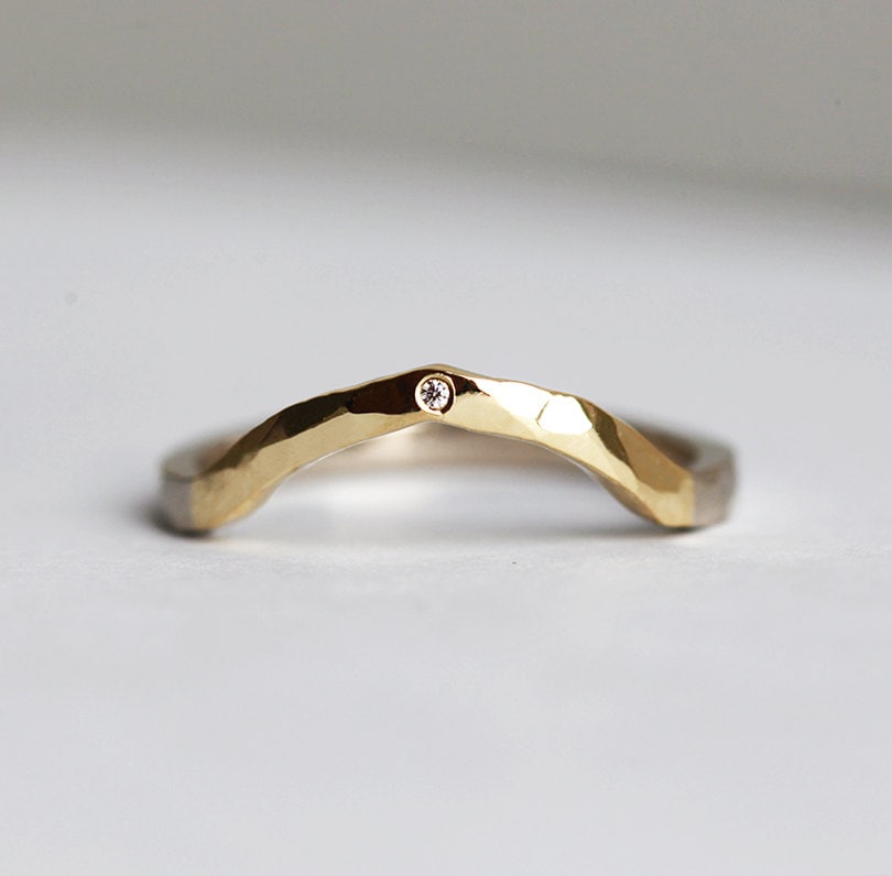 Zweifarbiger Gehämmerter Ring Mit Geschliffenem Diamant, Geschwungenem Ehering in Gelb Und Weiß von MinimalVS