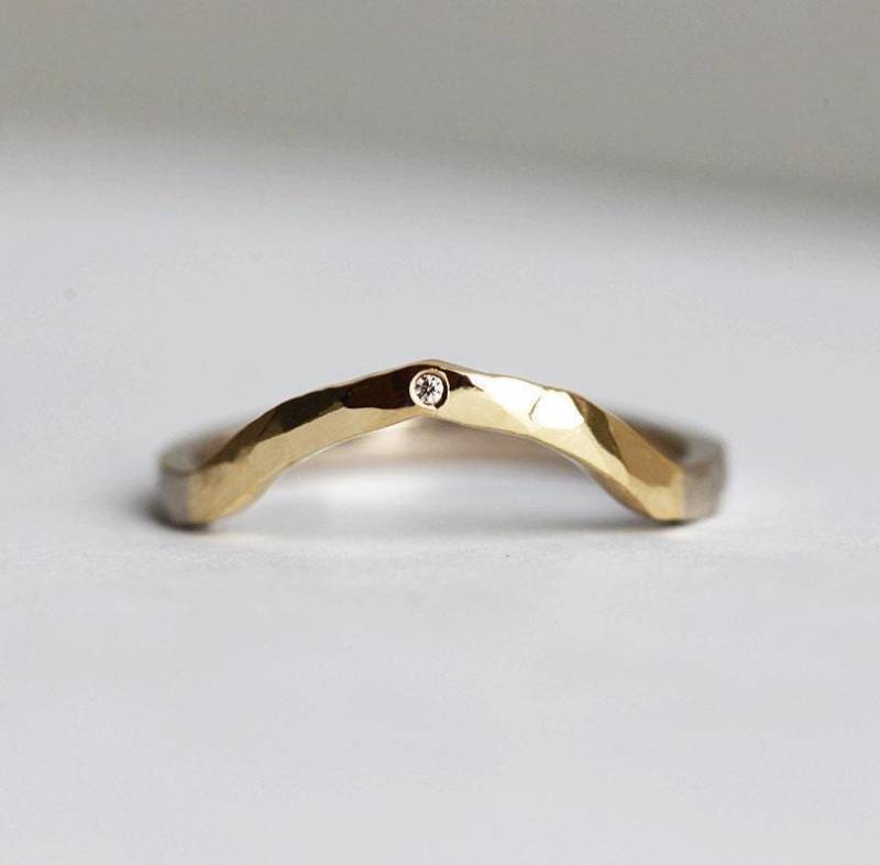 Zweifarbiger Gehämmerter Ring Mit Flush Diamant, Gebogener Gelber Und Weißer Ehering Passend von MinimalVS