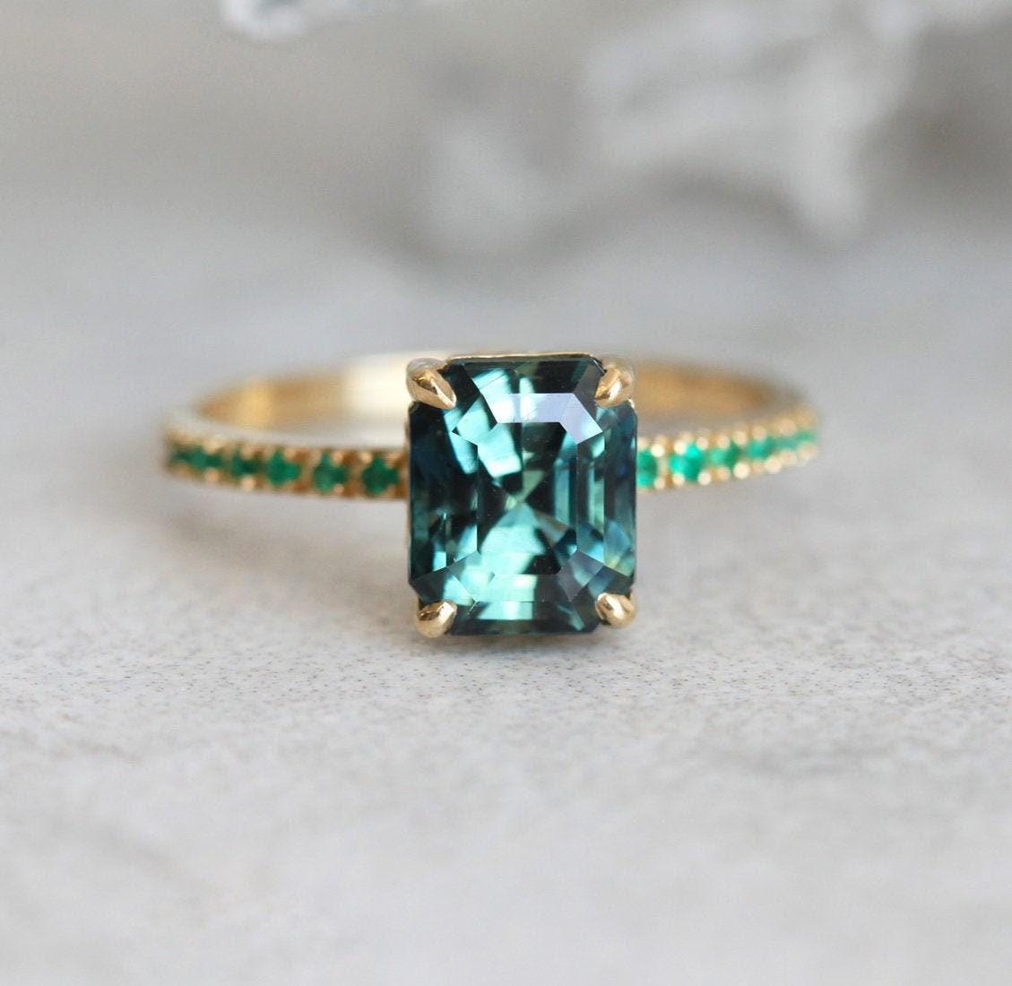 strahlender Saphirring, Verlobungsring Mit Pave Smaragd Band, Einzigartiger Grüner Saphirring von MinimalVS