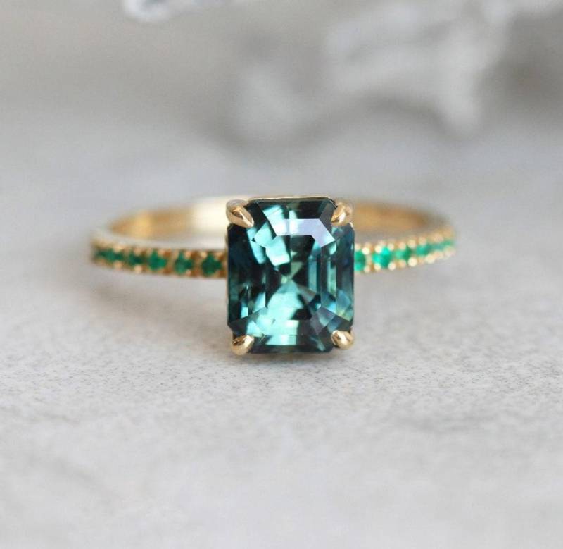strahlender Saphirring, Verlobungsring Mit Pave Smaragd Band, Einzigartiger Grüner Saphirring von MinimalVS
