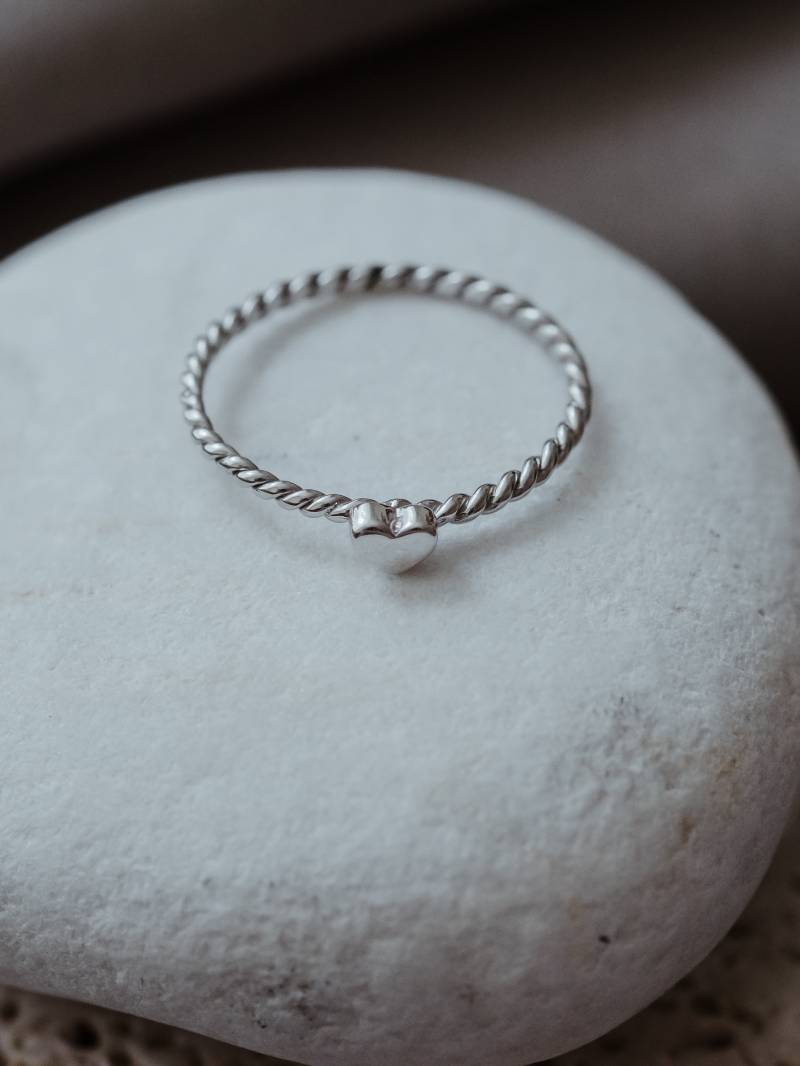 Drehring Mit Winzigem Herz, Minimal Goldring, Geschenk Zum 21 von MinimalistMialis