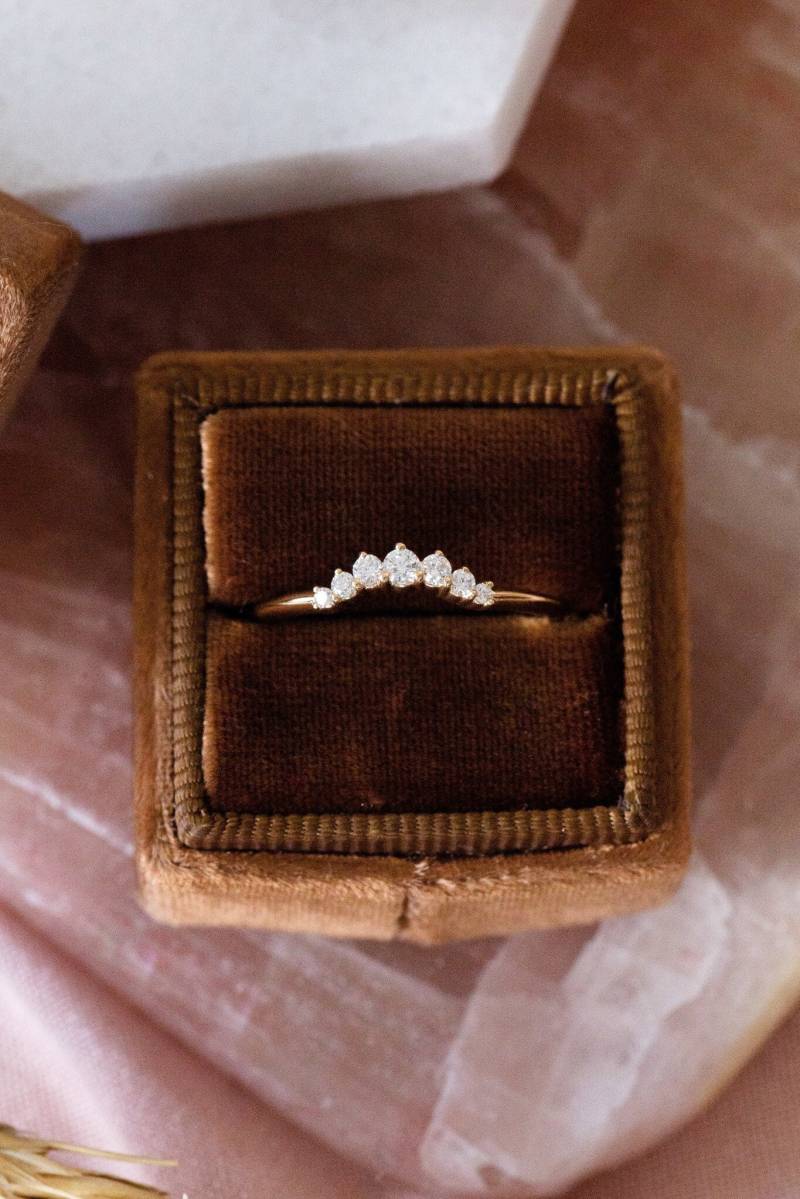 Einzigartiger Runder Moissanite Gebogener Band Gelb Gold Braut Ring Gebogen Stacking Matching Vintage Frauen Versprechen von MinimalisticCharms