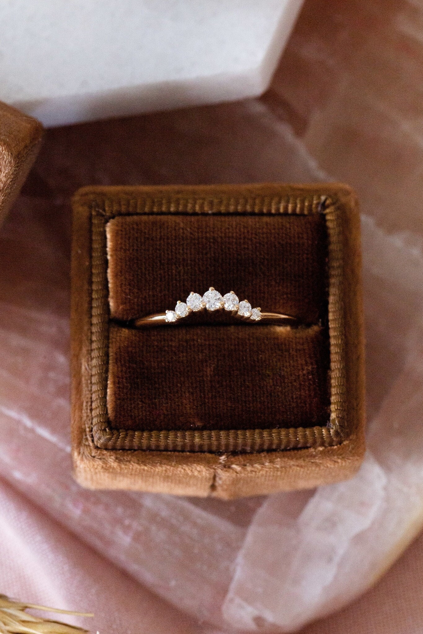 Einzigartiger Runder Moissanite Gebogener Band Gelb Gold Braut Ring Gebogen Stacking Matching Vintage Frauen Versprechen Einzigartiger Runder Moissanite Gebogener Band Gelb Gold Braut Ring Gebogen Stacking Matching Vintage Frauen Versprechen von MinimalisticCharms