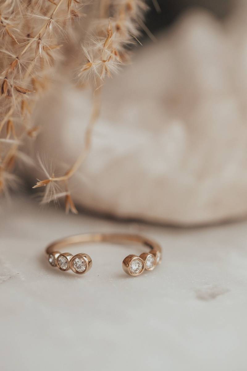 Massiver Gold Moissanite Ring Offene Lünette Stacking Band von MinimalisticCharms